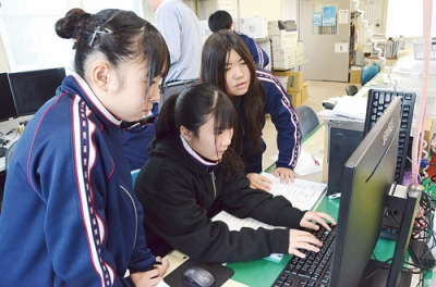 写真：紙面制作を体験する生徒ら