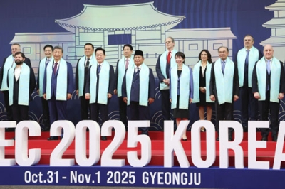 写真：ＡＰＥＣ首脳会議で記念撮影に臨む高市首相（右から５人目）ら各国首脳＝１日、韓国・慶州（代表撮影・共同）