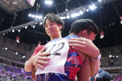 写真：体操の世界選手権、男子種目別床運動の決勝で、演技を終えたタイのスリントルタ・ティクポーン（手前）を抱きしめる中谷至希さん＝１０月、ジャカルタ（共同）