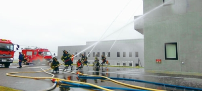 写真：大規模火災を想定し放水を訓練する消防団員ら