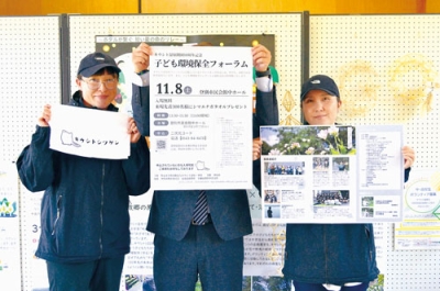 写真：シマエナガのオリジナルタオルを手に来場を呼びかける原田理事長ら（左）