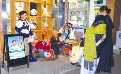 写真：仮装して商店街を回ったＥＣＣジュニアのハロウィーンイベント