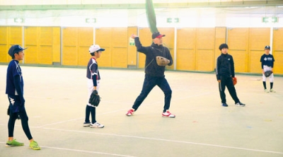 写真：始動した「ＩＢ　ｗｅｓｔ」。体験練習会で指導する後藤監督（中央）