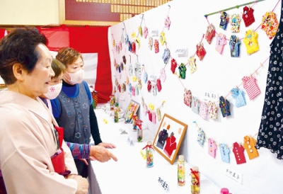 写真：町会員の意欲作が並ぶ港北中央町会の文化展