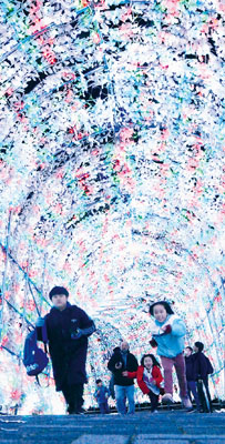 写真:幻想的な世界をつくり出すイルミネーショントンネル=1日午後5時すぎ