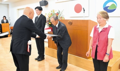 写真：下道町長から表彰状を受け取る功労者