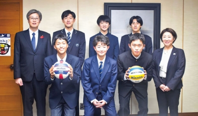 写真：堀井市長（左端）に全国での活躍を報告したＺＥＲＯ’Ｚの選手たち