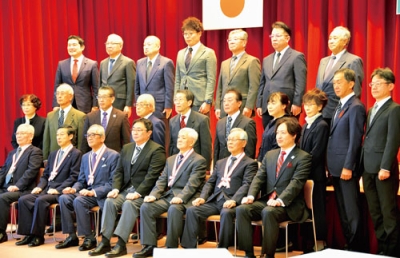 写真：表彰を記念して写真撮影に臨む受賞者ら
