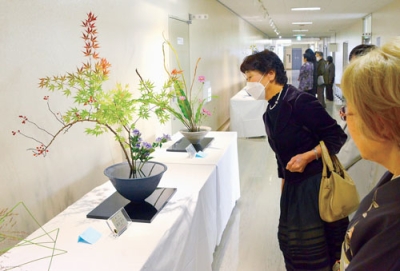 写真：会員の力作が並ぶいけばな展