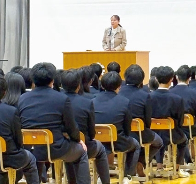写真：生徒たちに事故の悲惨さや残された遺族の思い、命の大切さについて話す髙石さん