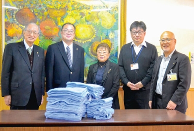 写真：緑風園にタオルを届けた登別ＬＣメンバーら
