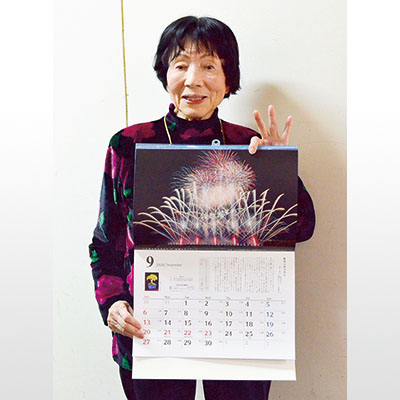 写真：完成したカレンダーをＰＲする三村副理事長