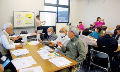 写真：「公式ＬＩＮＥ」の仕組みや活用方法について議論した勉強会