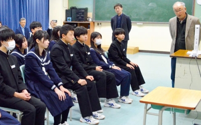 写真：平井さん（右）の解説に耳を傾ける港北中２年生