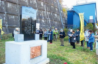 写真：憲法の前文を読み上げる出席者