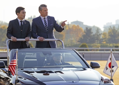 写真:米韓の定例安保協議を前に開かれた歓迎式典で栄誉礼を受けるヘグセス米国防長官(右)と韓国の安圭伯国防相=4日、ソウルの国防省(代表撮影・共同)