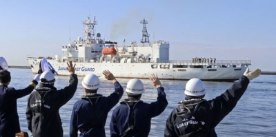 写真：最後の航海に出る巡視船「そうや」を見送る釧路海上保安部の職員＝４日午前、釧路市