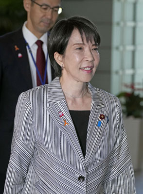 写真：首相官邸に入る高市首相＝４日午前
