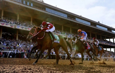 写真：ＢＣクラシックで優勝した坂井瑠星騎乗のフォーエバーヤング（左）＝デルマー競馬場（共同）