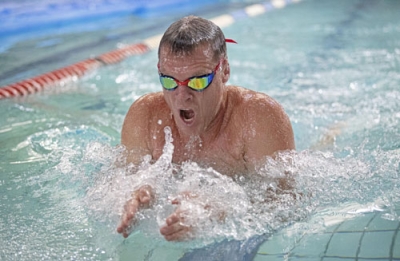 写真：力泳するテレンス・パーキンさん＝１０月、南アフリカ東部ピーターマリッツバーグ（共同）