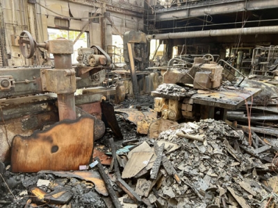 写真:昨年12月の火災直後の現場。焼けた機械や木材が積み重なっている=神奈川県小田原市(ラ・ルース提供)