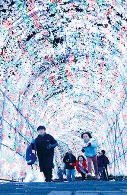 写真:幻想的な世界をつくり出すイルミネーショントンネル=1日午後5時すぎ