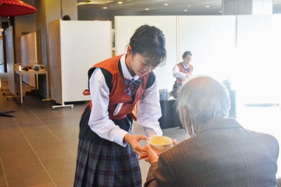 写真：来館者に茶を振る舞いもてなす子どもたち