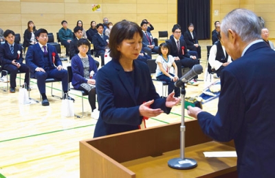 写真：スポーツで功績を残した受賞者をたたえた表彰式