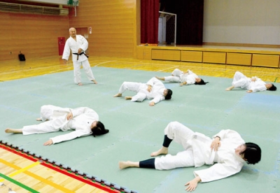写真：指導者の今井さんから柔道を学ぶ白蘭学園生徒