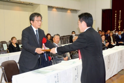 写真：表彰状を受け取る受賞者