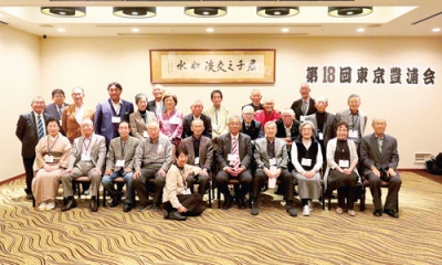 写真:笑顔で集合写真に収まる東京豊浦会の参加者たち(提供写真)