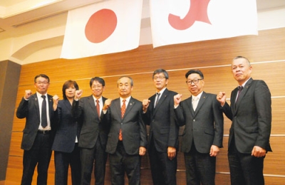 写真:新体制で決意を新たにする中田会頭(中央)ら