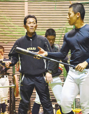 写真:札幌大谷監督時代の船尾隆広さん=2019年、札幌市