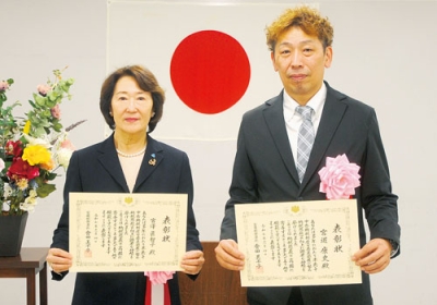 写真:表彰状を手にする宮澤さん(左)と宮道さん