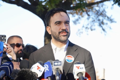 写真:4日、米ニューヨークで投票後記者団の取材に応じる民主党のゾーラン・マムダニ氏(共同)