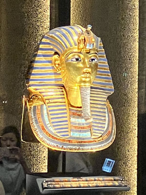 写真：大エジプト博物館に展示されたツタンカーメンの「黄金のマスク」＝４日、カイロ近郊ギザ（共同）