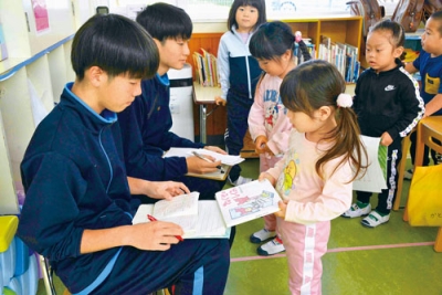 写真:園児の取り組みをチェックする生徒ら