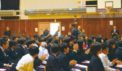 写真:鷲別中で行われたキャリア学習