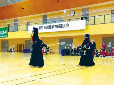 写真:1本を狙い互いに機会を伺う剣士=中学男子決勝