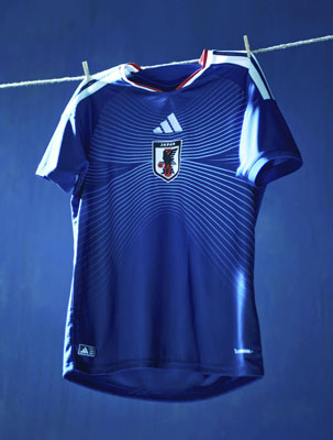 写真：サッカー日本代表が２０２６年Ｗ杯北中米３カ国大会で着用する新ユニホーム（©adidas is the official supplier of the Japan National Team）