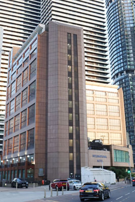 写真:難民申請者が滞在するホテル=10月、ロンドン(共同)