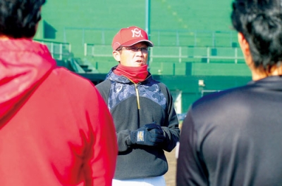 写真：練習前の円陣で話す船尾監督