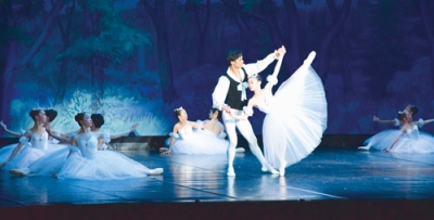 写真：バレエコンサートの舞台で華麗に舞う出演者