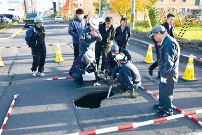 写真：陥没した東町４の市道＝５日午後３時１５分ごろ