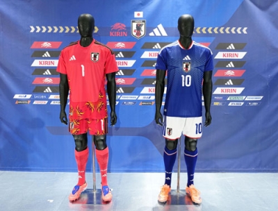 写真：お披露目されたサッカー日本代表が２０２６年Ｗ杯北中米３カ国大会で着用する新ユニホーム＝６日、東京都内