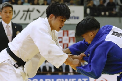 写真:柔道の講道館杯男子66キロ級決勝で関龍聖(右)を破り、優勝した服部辰成=千葉ポートアリーナ