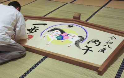 写真：熊野本宮大社で完成した来年の干支「午」の大絵馬＝和歌山県田辺市