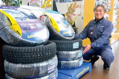 写真:国産スタッドレスタイヤを格安で販売している車検のコバック登別店の川田社長