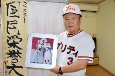 写真：故長嶋茂雄さんと共に写った写真を持つプリティ長嶋さん＝１０月、千葉県市川市