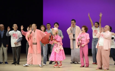 写真：チャリティー公演に出演した（前列右２人目から）林家ペー、パー子、林家たい平ら＝４日、東京都内